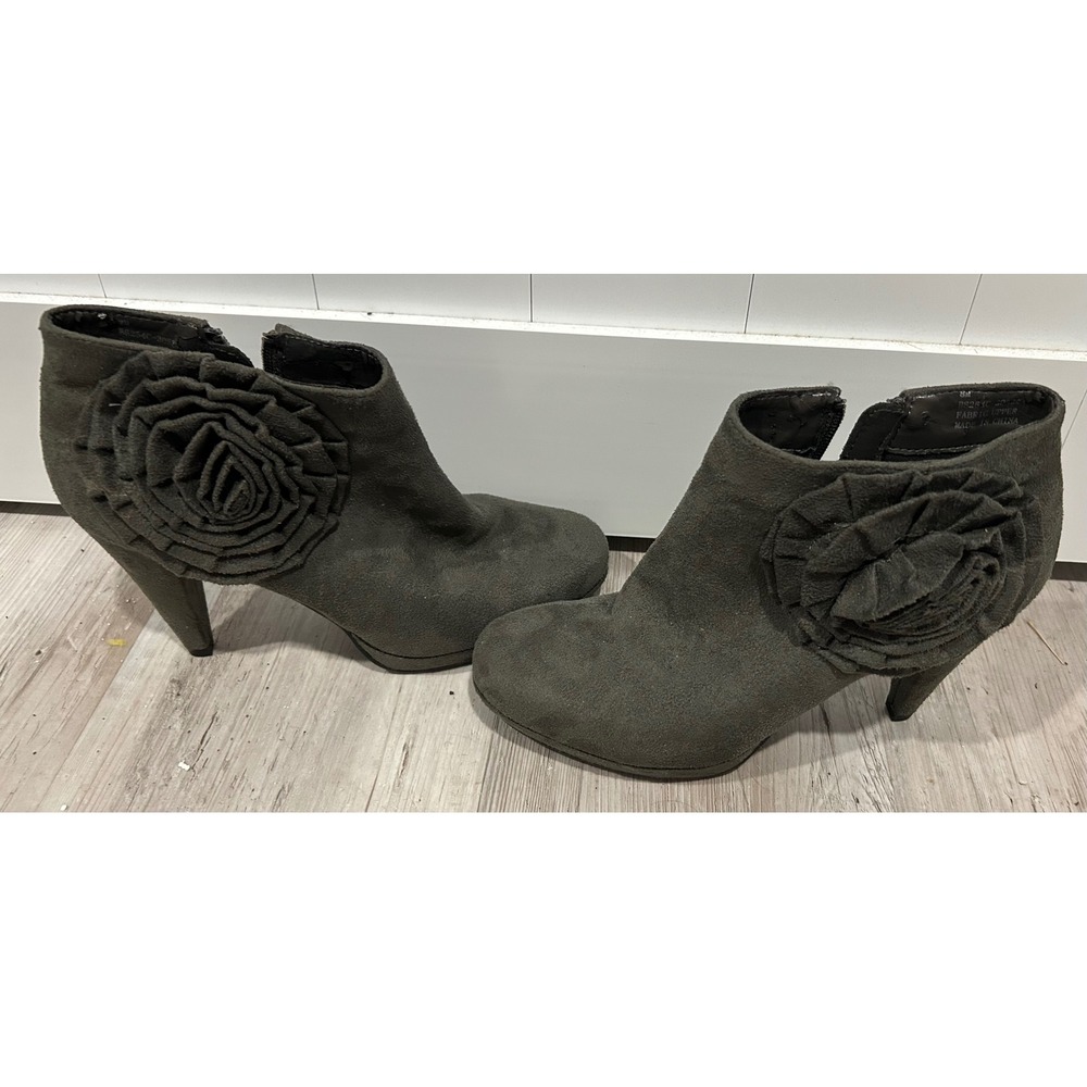 Sbicca Gray Faux Suede Rosette Floral Ankle Boots Size‎ 8 Coquette Goth
Romantic